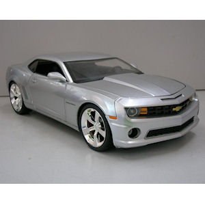 Modellauto - 2010 Chevy Camaro SS \(silber\) 1/18