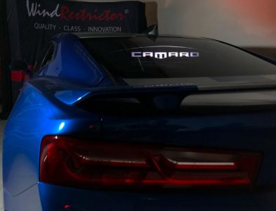 GlowPlate ist ein Windschott aus Plexiglas mit LED Beleuchtung