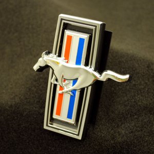 Emblem - Tribar Frontgrill \(Chrom\) 05-09 Ford Mustang